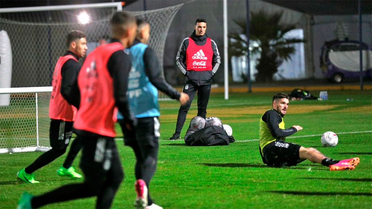 La Selección Argentina volvió al predio de Ezeiza: Scaloni piensa en un equipo entre cansados y amonestados - Vimarsana News
