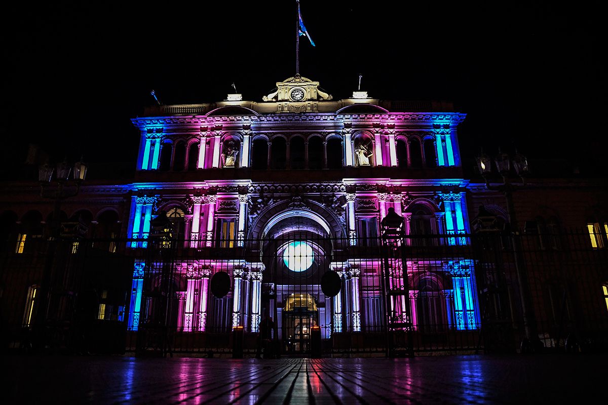 La Casa Rosada se iluminó con la bandera del orgullo trans tras aprobarse la ley de cupo laboral - Vimarsana News
