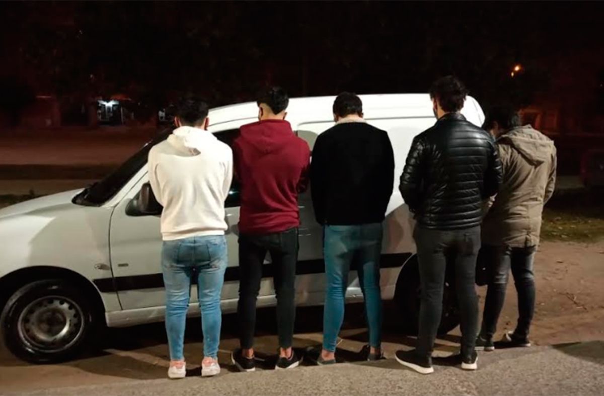 Interceptan a cinco jóvenes que circulaban en una camioneta con bebidas alcohólicas - Vimarsana News
