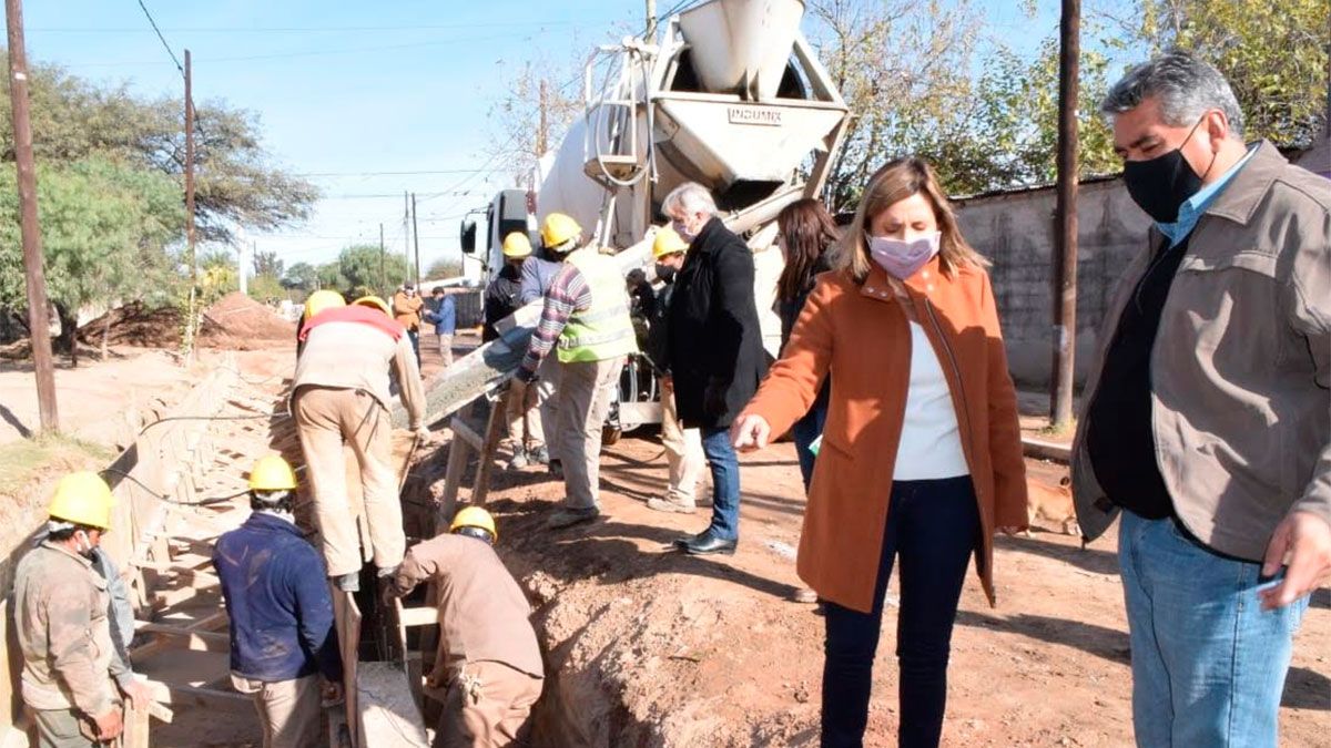 La intendente Fuentes supervisó obras de pavimento y desagües en el barrio Independencia - Vimarsana News
