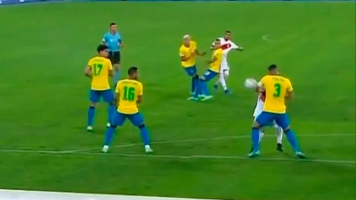 Polémica en la semifinal entre Brasil y Perú: ¿fue penal de Thiago Silva? - Vimarsana News