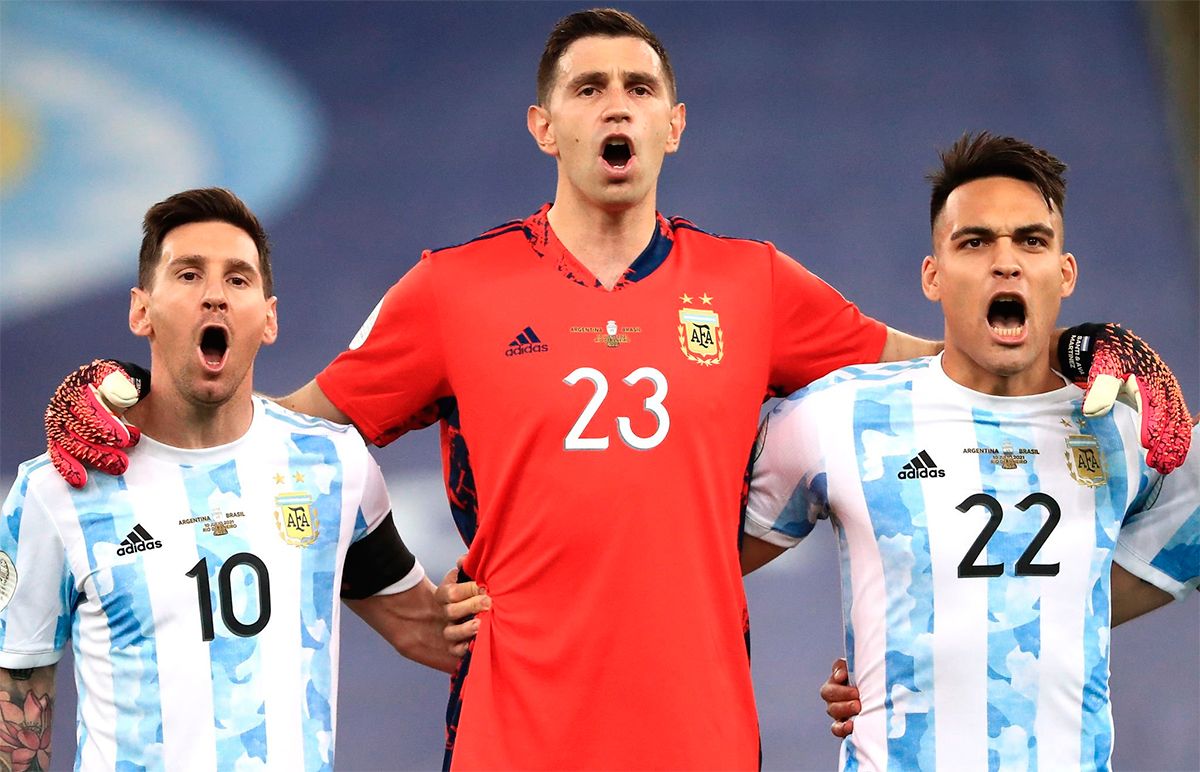 La emoción de los futbolistas argentinos al cantar el himno nacional