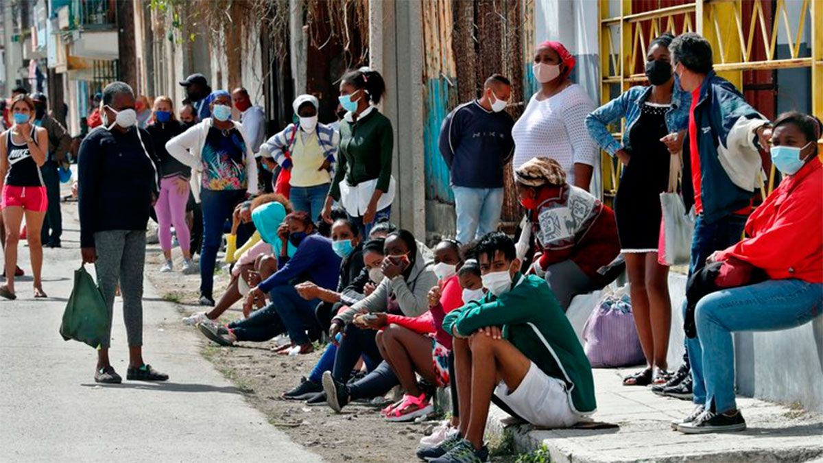 Fila para comprar alimentos 