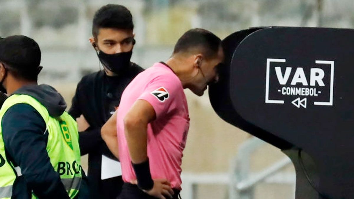 Sigue la polémica: los audios del VAR sobre la jugada que terminó con el gol de Boca anulado - Vimarsana News