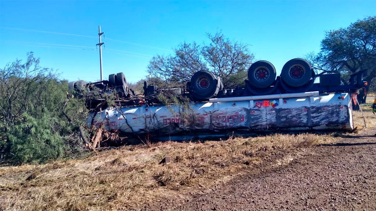Vuelco de un camión con gasoil en ruta 34 - Diario Panorama