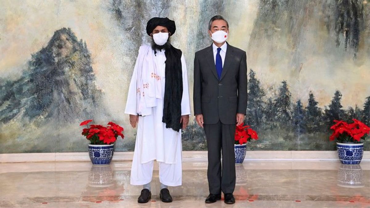 El negociador de los talibanes, el mullah Abdul Ghani Baradar, junto al canciller chino, Wang Yi. 