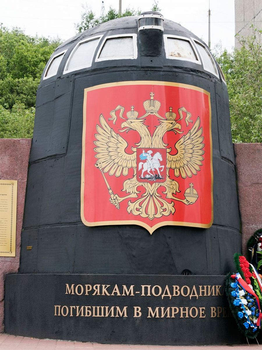 El monolito en homenaje 