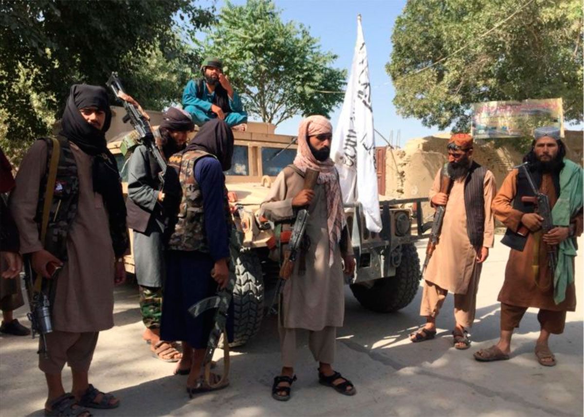 Talibanes con un vehículo trofeo 