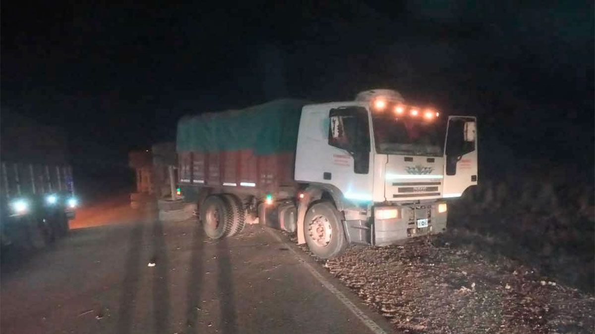 Un camionero protagonizó un violento vuelco en la Ruta 92 - Vimarsana News