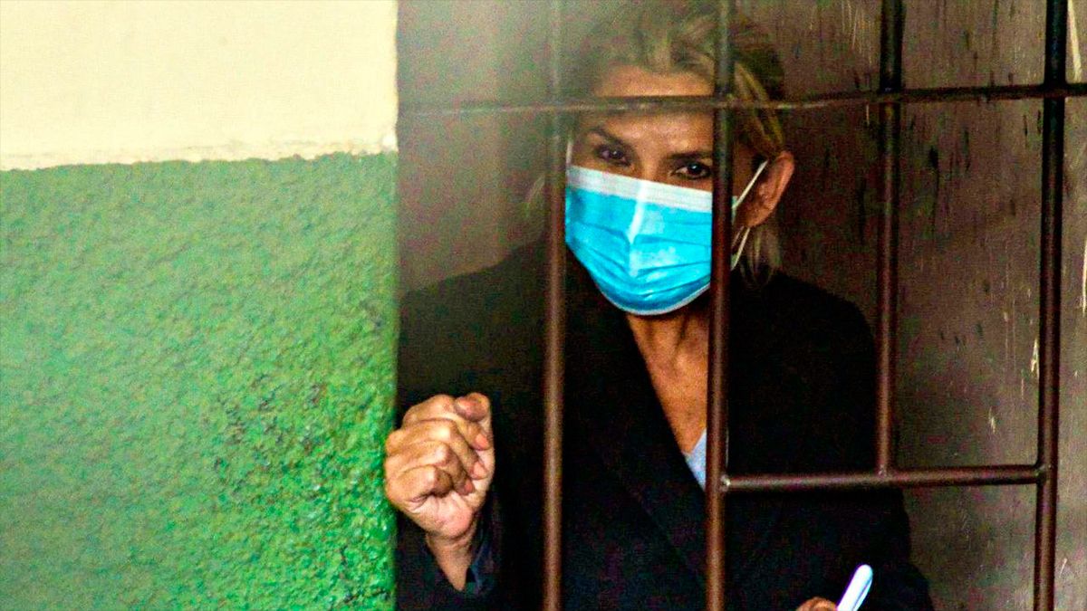 Bolivia: autoridades informaron que Jeanine Áñez se autolesionó un brazo - Vimarsana News