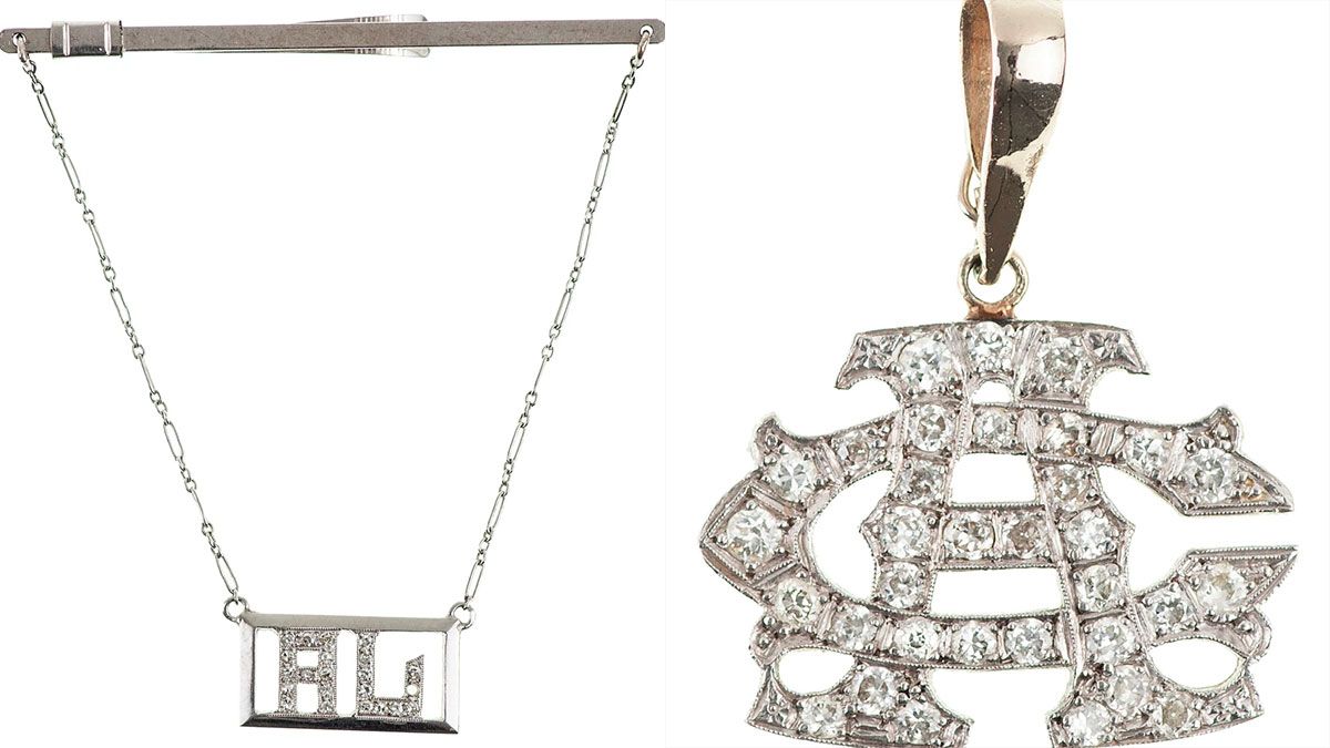 Un corbatero y un colgante con incrustaciones de diamantes de Al Capone. 