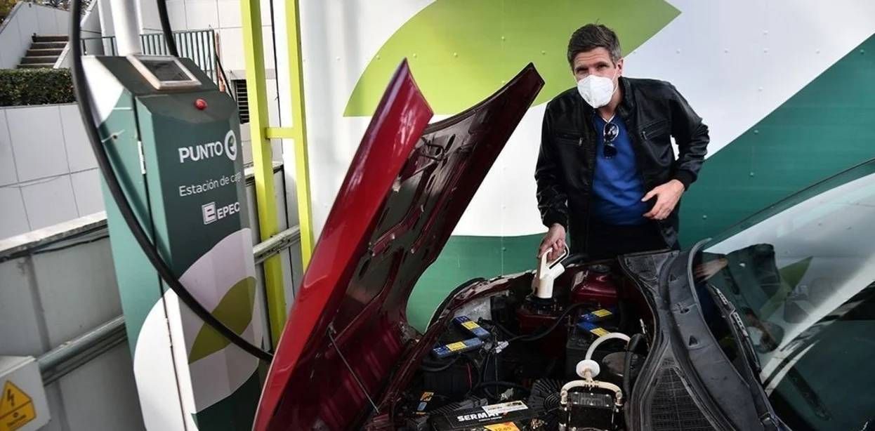 Transformó su Renault Clio del 98' en un auto eléctrico y logró homologarlo - Vimarsana News