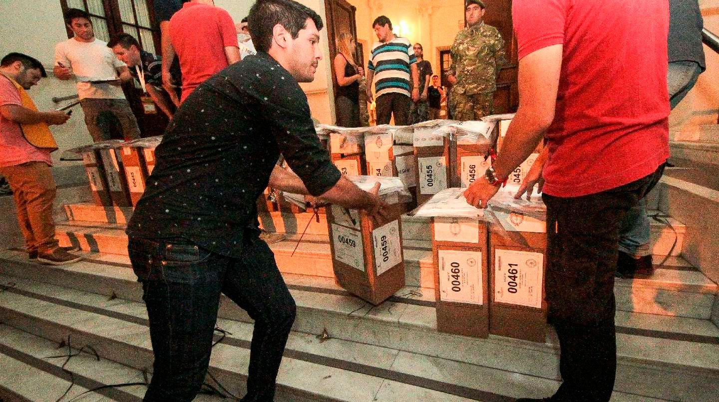 Corrientes elige gobernador, en un clima de tensión por el ataque al diputado Arias - Vimarsana News
