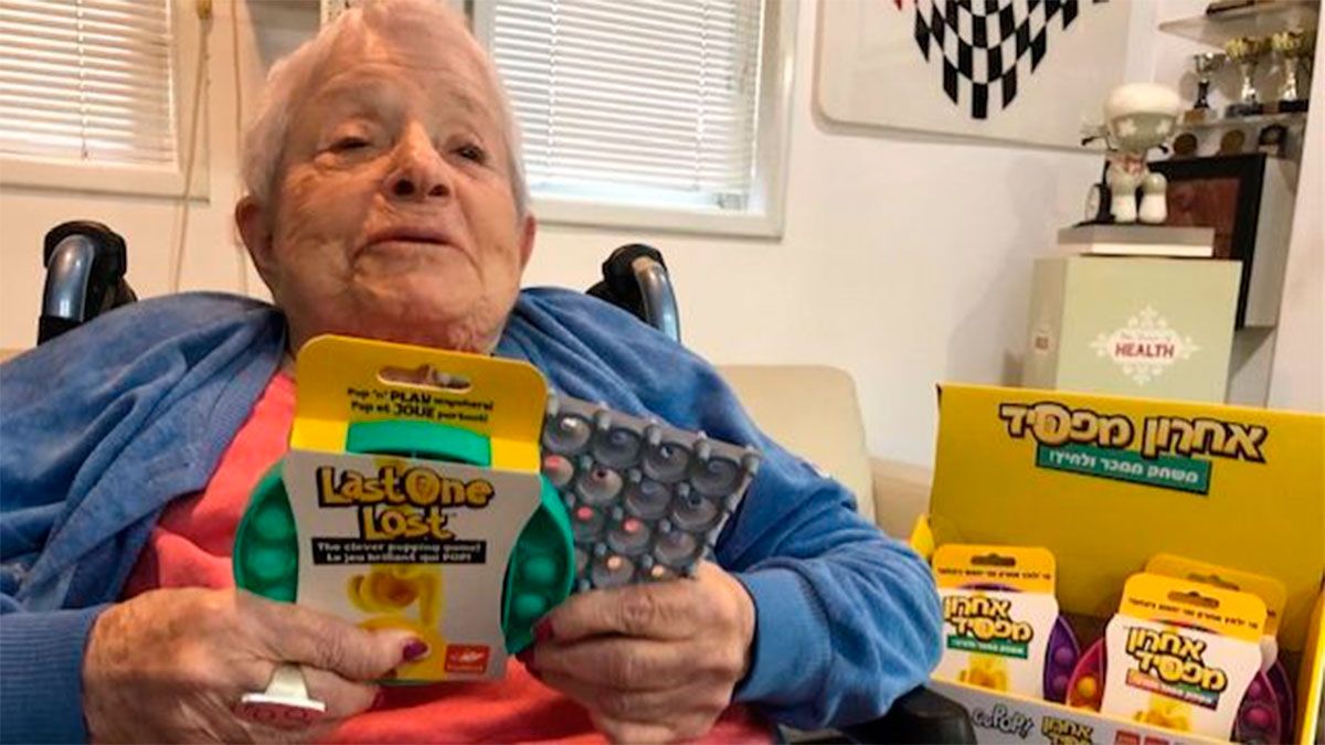 Ora Coster con el pop-it 