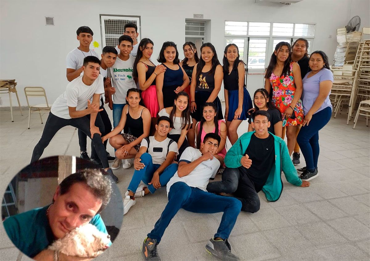 Emotivo homenaje de los estudiantes de Libertad al profesor Andrés Barrionuevo - Vimarsana News