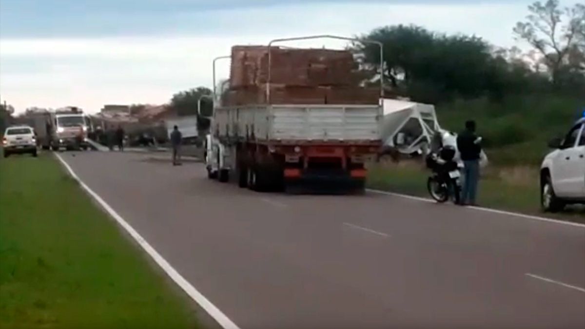 Triple choque de camiones deja como saldo una persona fallecida ...