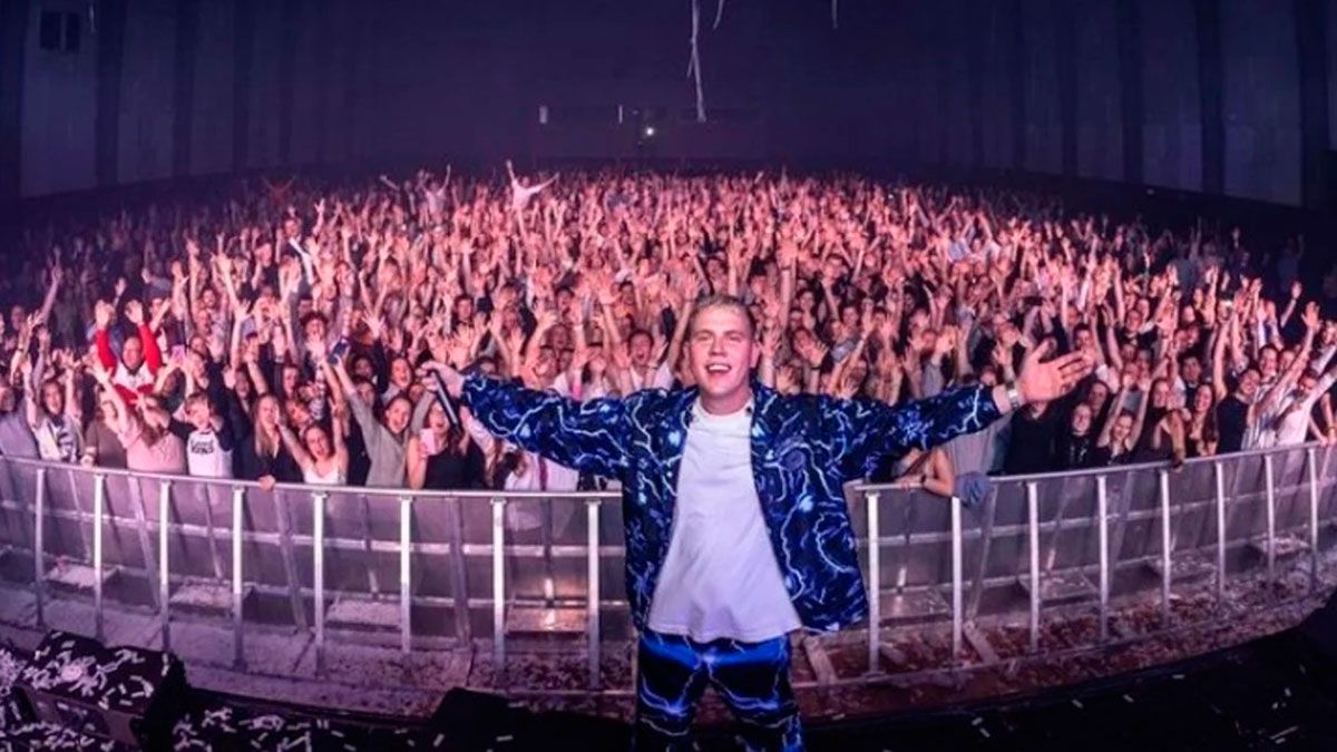 denmark an infected with the omicron variant was at a party with 2 000 people oi canadian