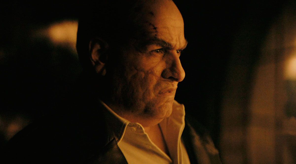 Colin Farrell caracterizado como El Pingüino. 