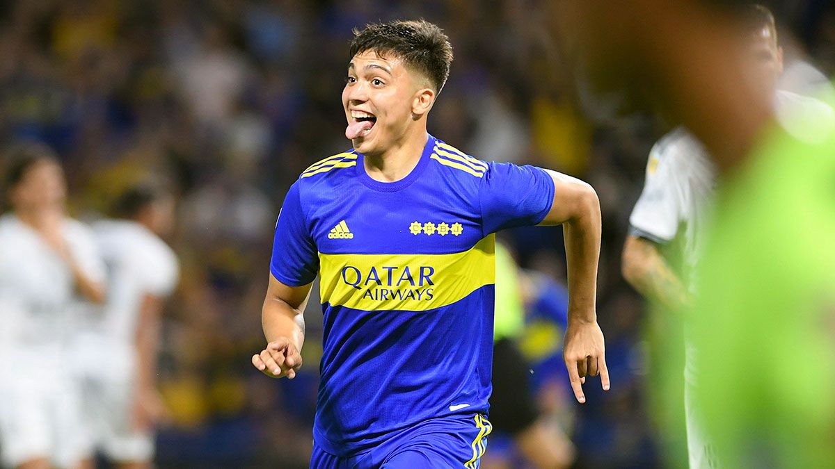 Exequiel Zeballos la picó en el penal y festejó su primer gol en Boca