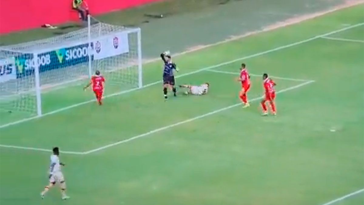 A Brazilian soccer player scores an unusual goal and causes a controversy thumbnail