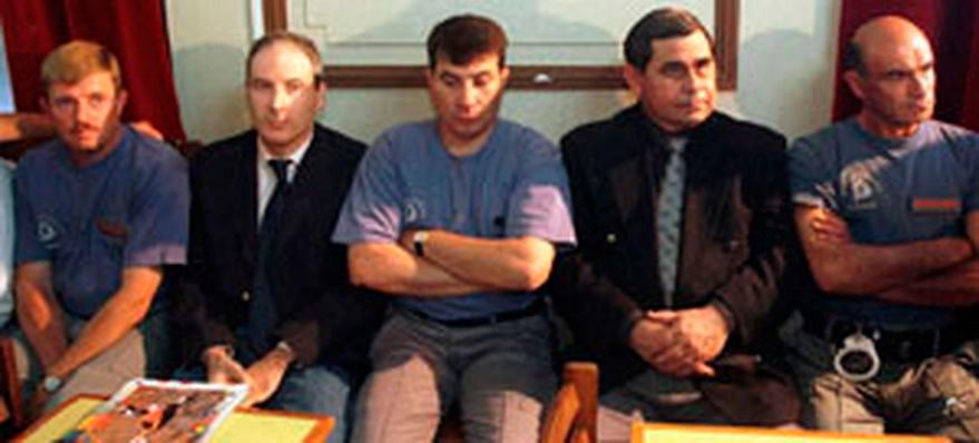 Gustavo Prellezo y Gregorio Ríos, durante el juicio, custodiados por guardias del Servicio Penitenciario bonaerense 