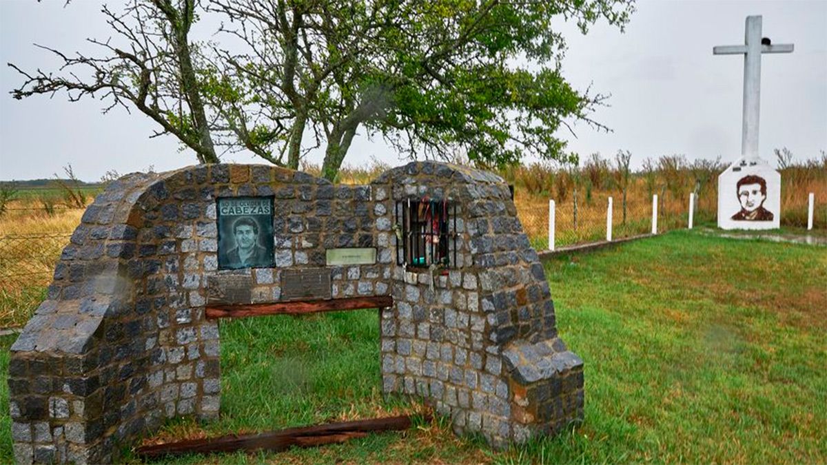 Un cenotafio recuerda al reportero gráfico en el lugar donde fue asesinado el 25 de enero de 1997 