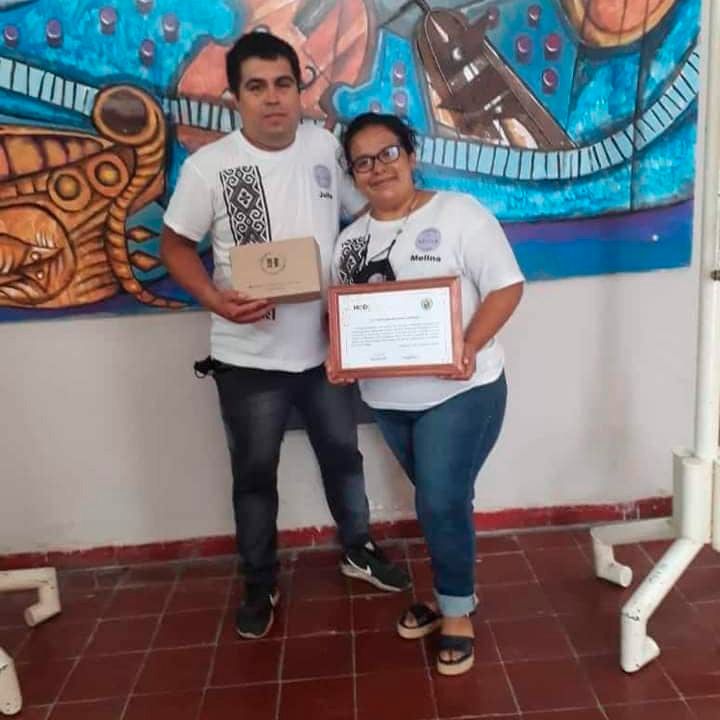 Julio y Melina presentando el Alfajor Bandeño, que fue distinguido en la municipalidad 