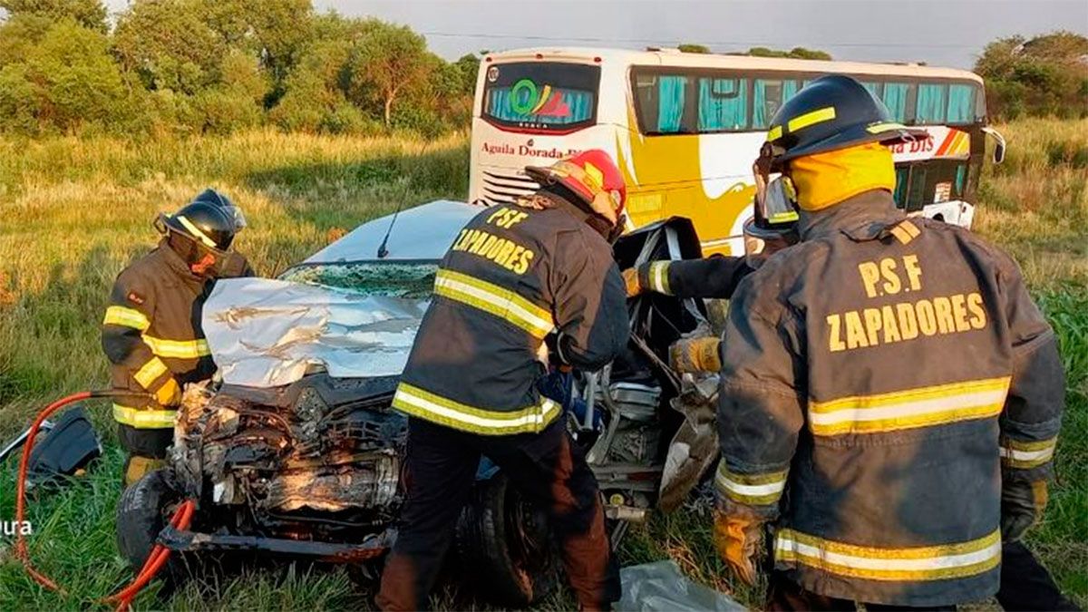 Tres personas murieron al chocar un auto contra un micro en Santa Fe ...
