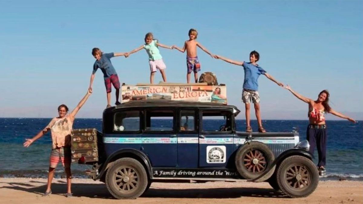 Los Zapp en su Graham-Page en alguna playa remota.  