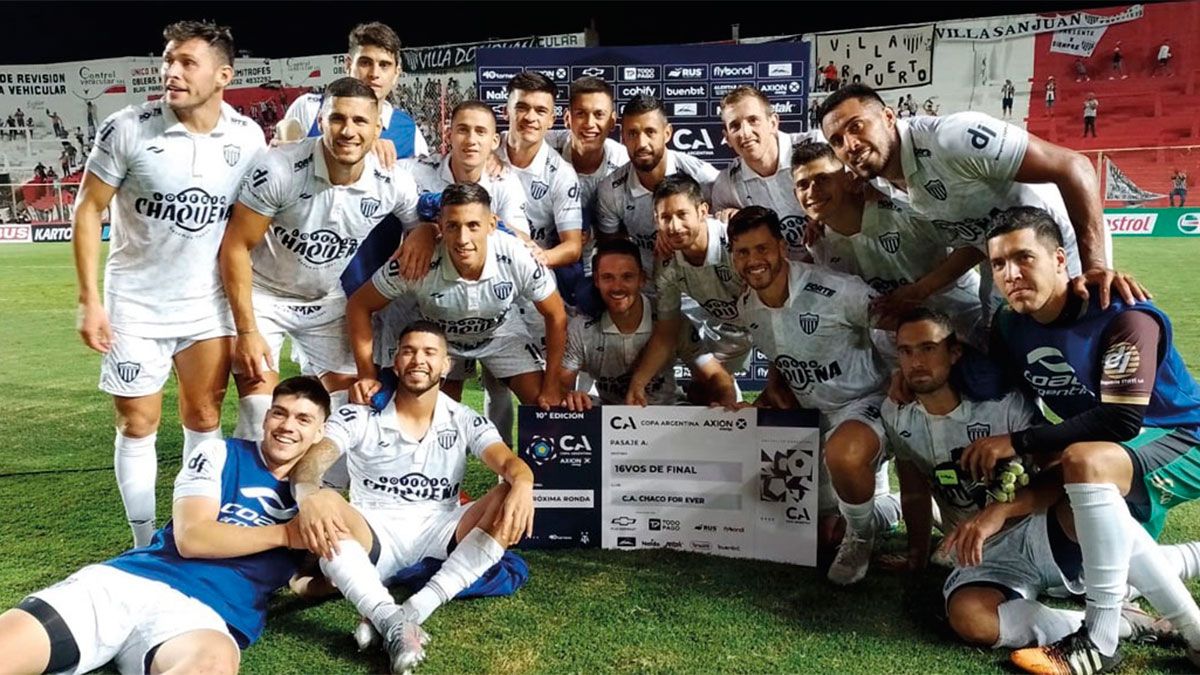 Los jugadores de Chaco For Ever en la clásica postal de la Copa Argentina. 