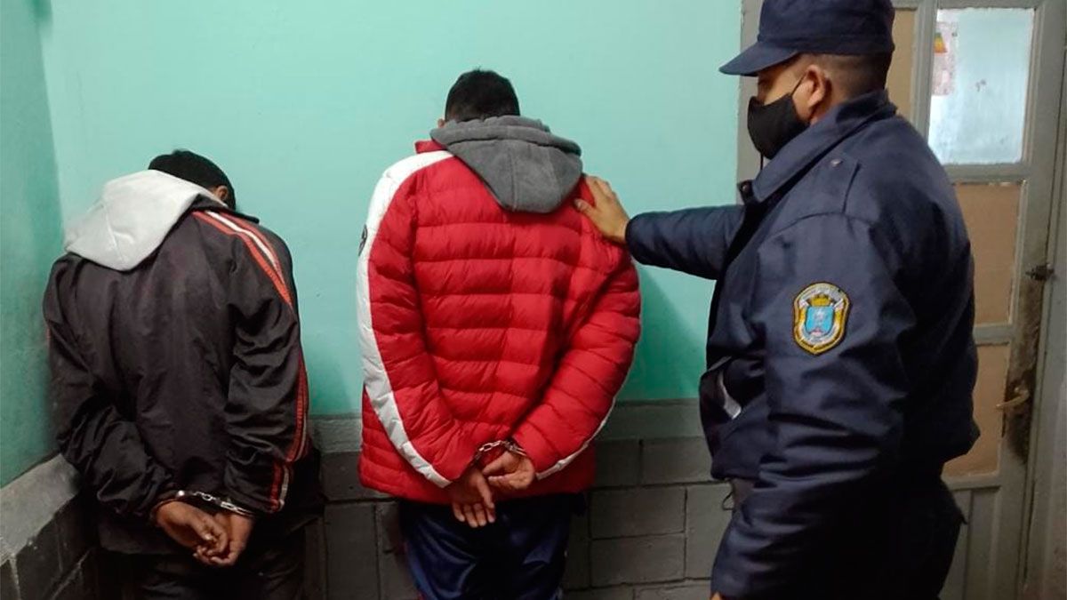 Dos sujetos fueron detenidos acusados de robar y golpear a una mujer ...