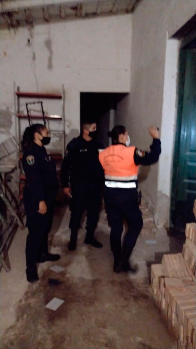 La policía inspeccionando el lugar 