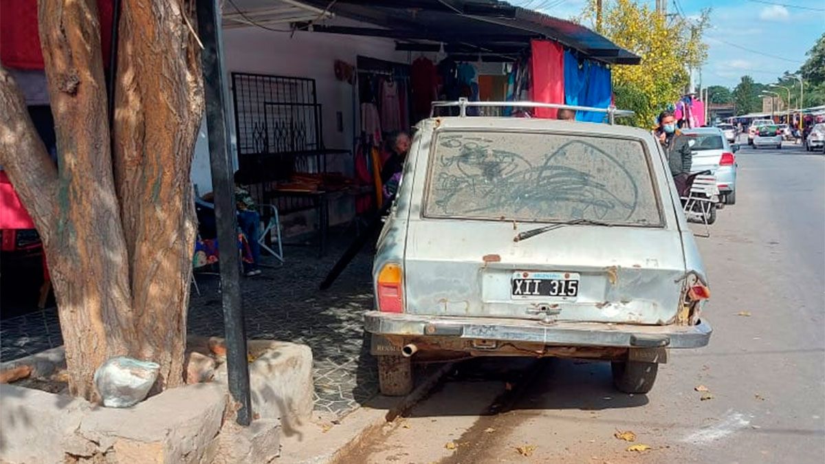 El Renault 12 sobre la vereda 
