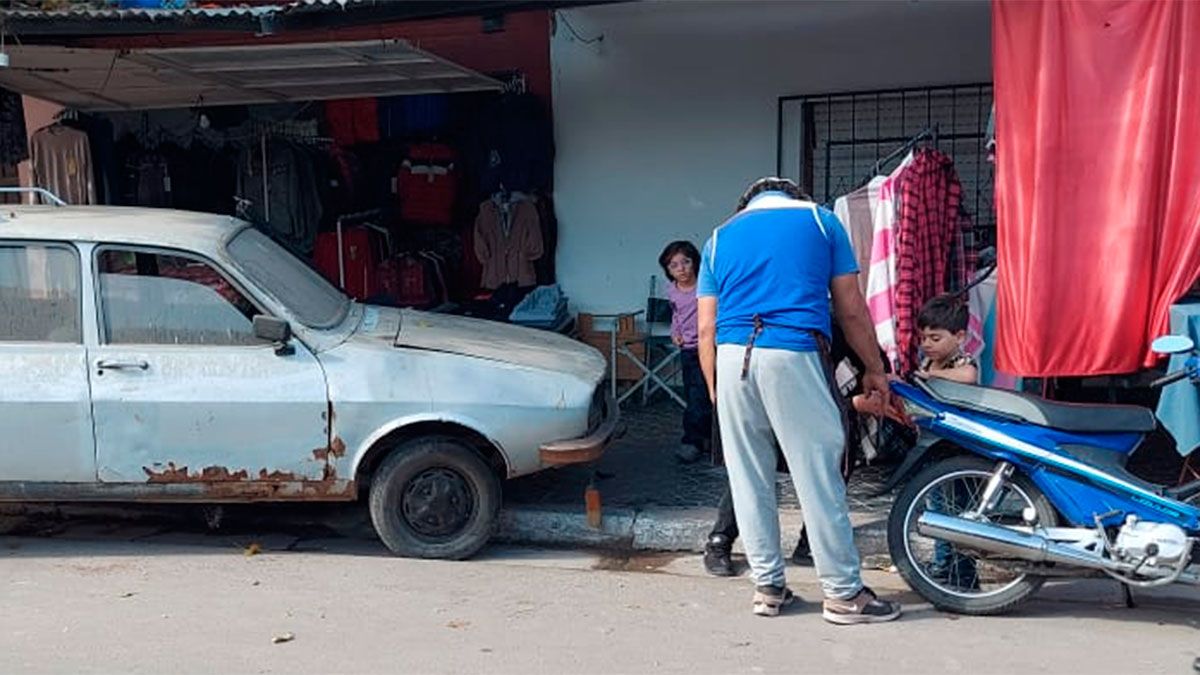 El Renault 12 y la motocicleta 