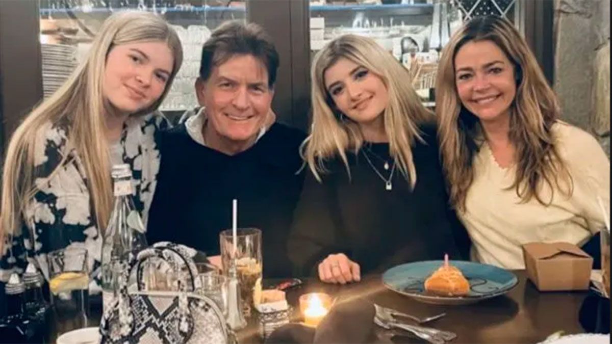 Charlie Sheen junto a Denise Richards y sus hijas. 