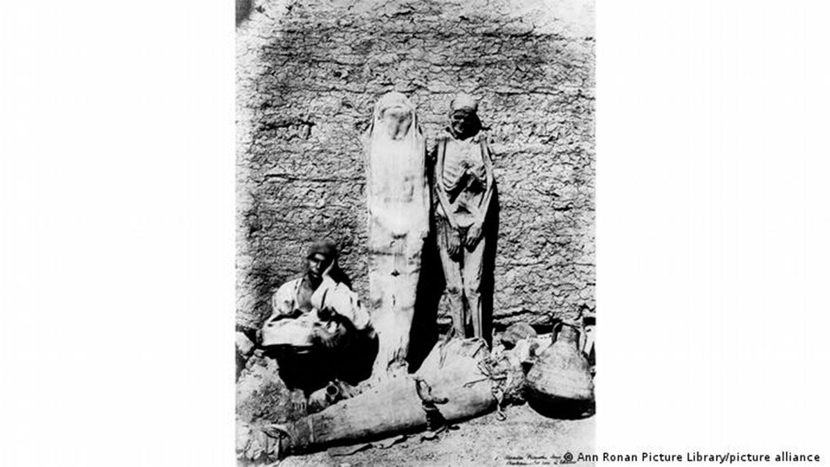 Momia exhibida en Tebas 