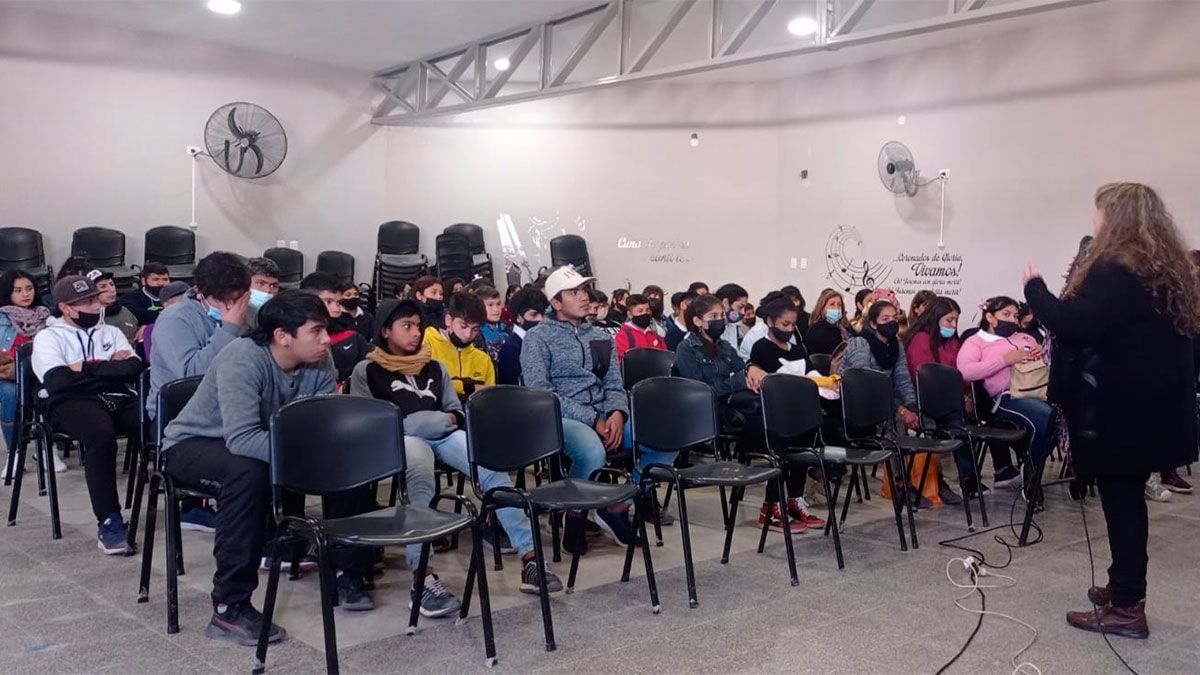 Estudiantes participaron de una charla sobre “Jóvenes y la violencia ...