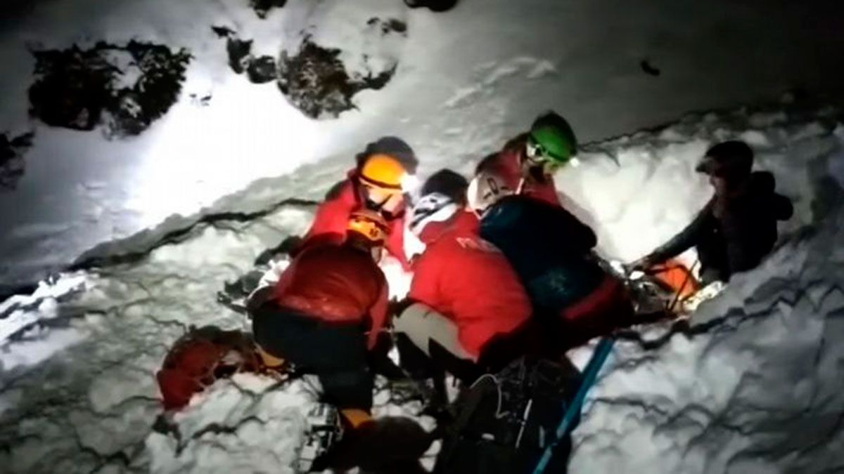 Un perro salvó a esquiador enterrado en la nieve en Ushuaia - Diario ...