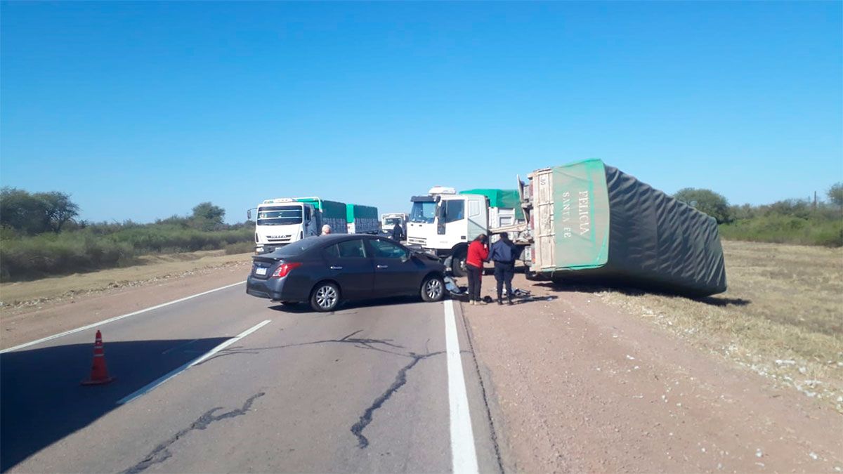 Una pareja se salvó de milagro tras el choque de un auto y un camión en ...
