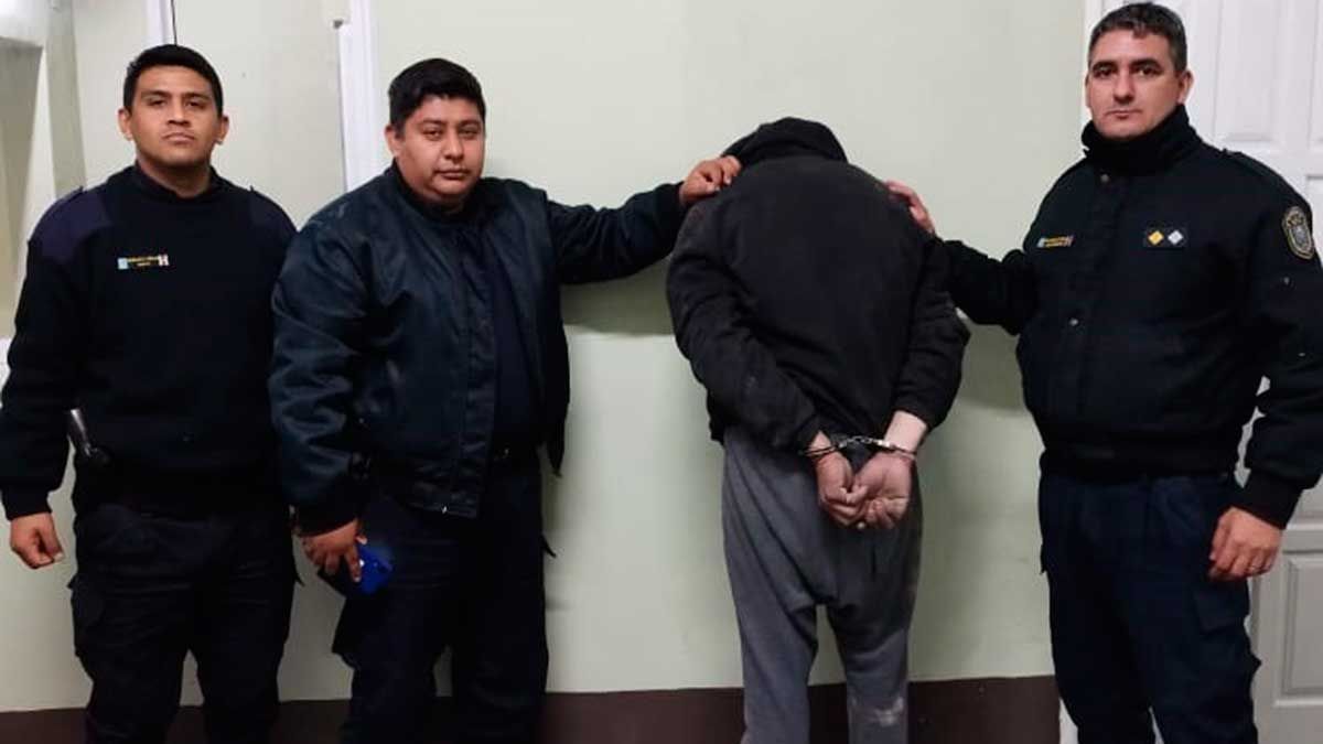 La policía sorprendió infraganti a un sujeto en el patio de una casa ...