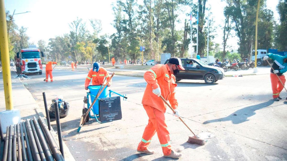 La Capital realizó amplio operativo de limpieza en el Parque Aguirre ...