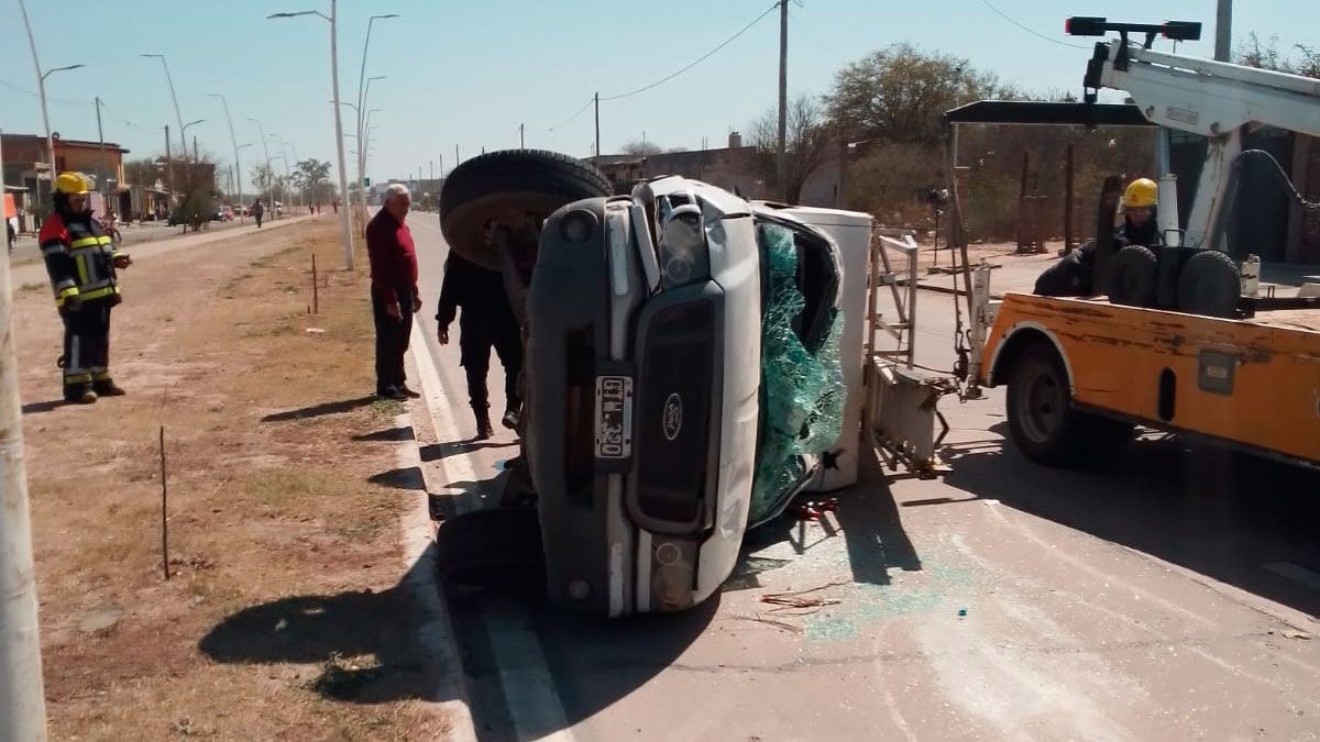 Conductores se salvan de milagro tras violento choque entre un auto y ...