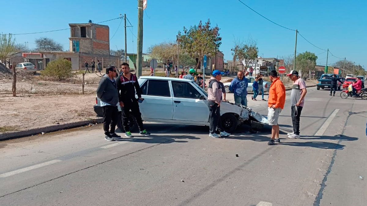 Conductores se salvan de milagro tras violento choque entre un auto y ...