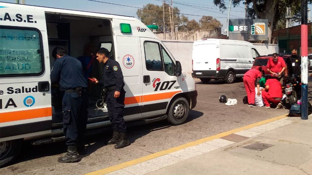 Un nene intentó cruzar la calle y fue embestido por un motociclista en ...