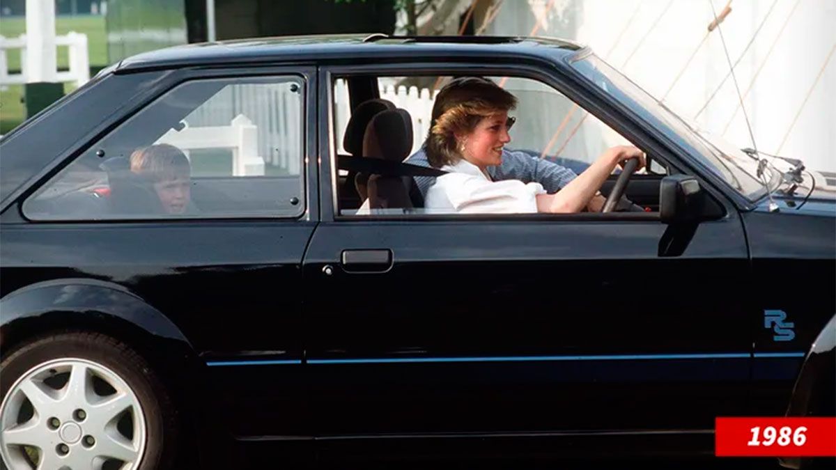 La Princesa Diana manejando su auto 