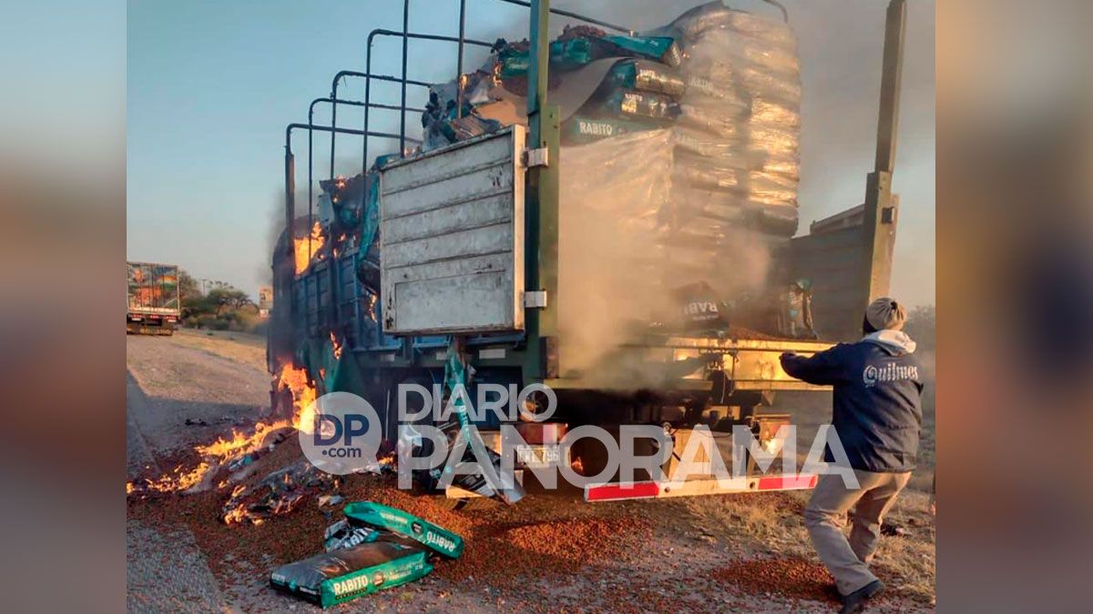Chofer salva su vida al descender de su camión que se incendió en plena ...