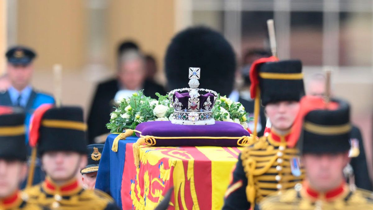 Con un inusual cielo despejado, todo Londres sale a la calle para despedir a la reina de sus vidas - Vimarsana News