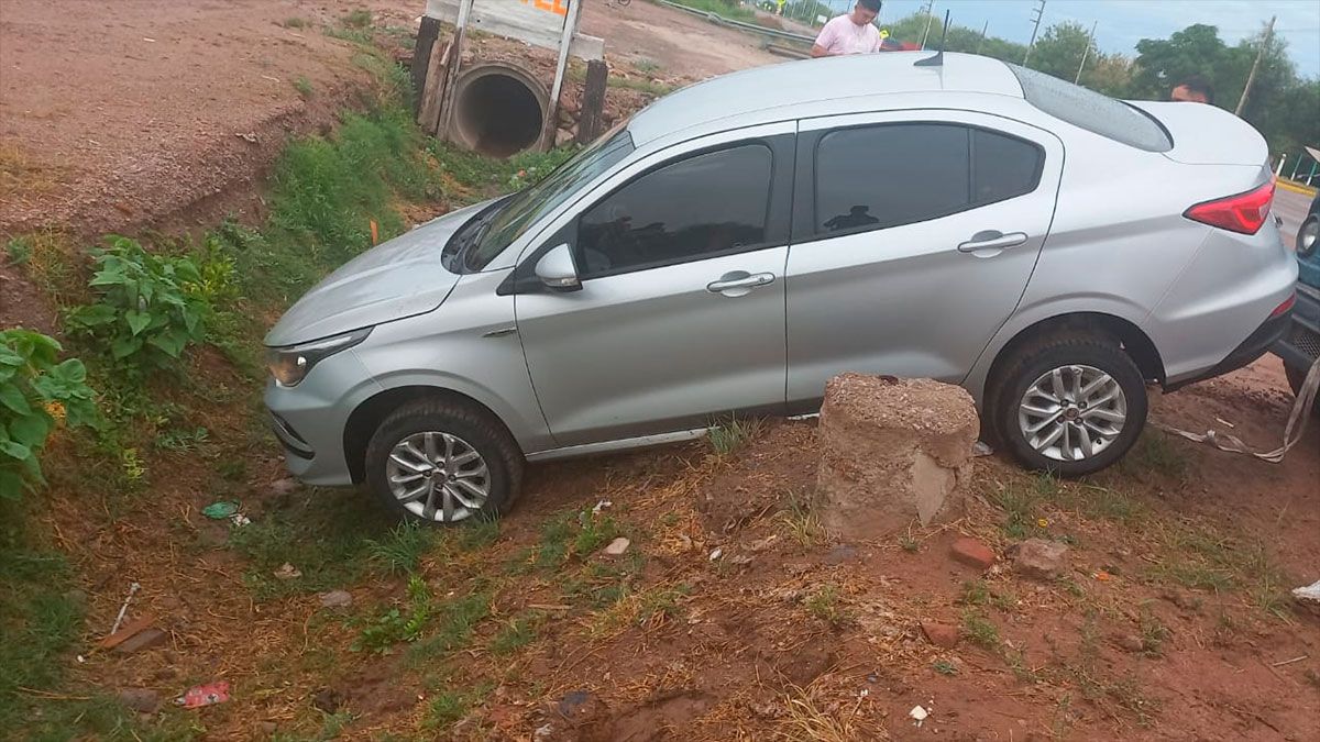 Conductor perdió el control de su auto y cayó en una zanja sobre ruta ...