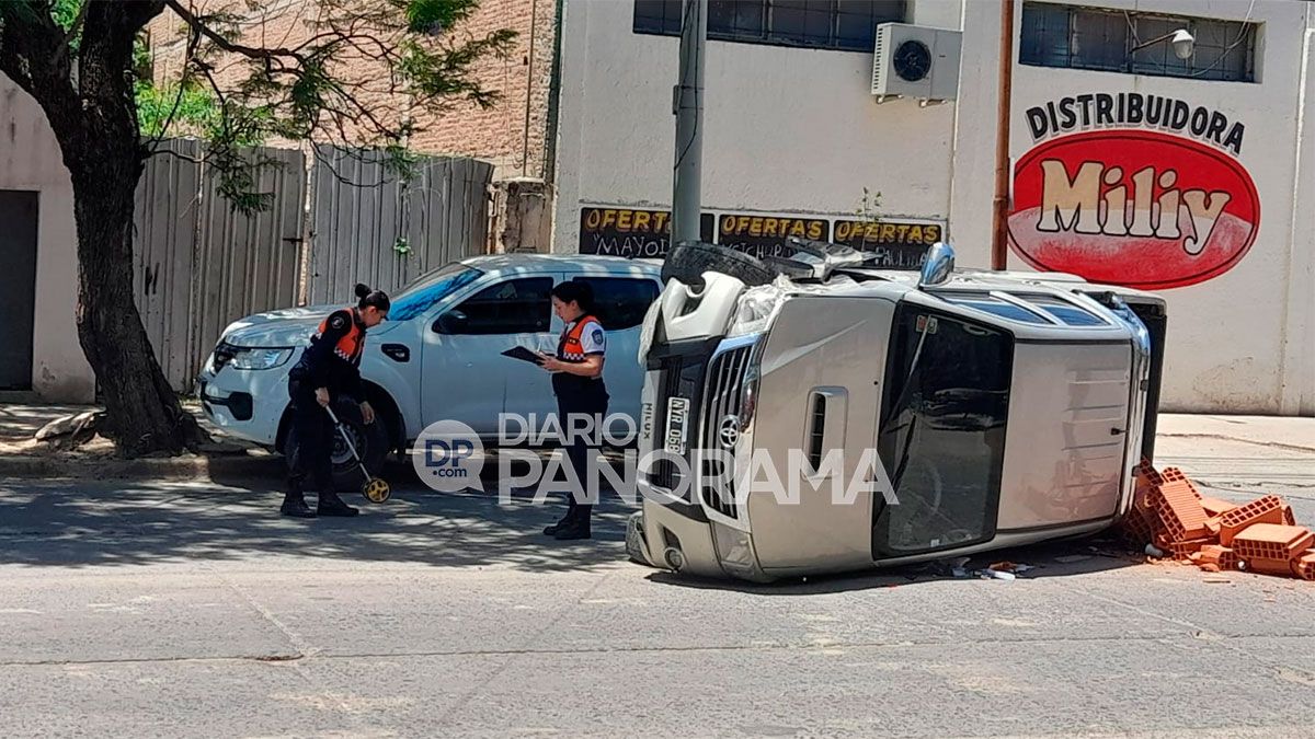 Perdió el control, chocó una estacionada y volcó sobre Pedro