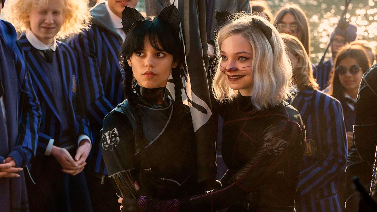 Emma Myers y Jenna Ortega en Merlina 